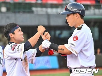 '한화만 바다 입수하나→우리도 한다' 롯데 황성빈·고승민·손호영·장두성, 가을야구 기원 가덕도 겨울 바다 '풍덩'