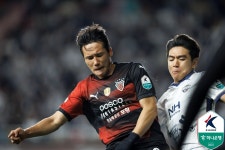 [K리그1 11R] ‘박상혁 추가시간 득점’ 김천, 포항에 2-1 극장 승... 2위 도약