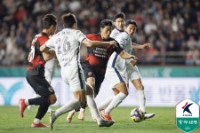 [K리그1 11R] ‘박상혁 추가시간 득점’ 김천, 포항에 2-1 극장 승... 2위 도약
