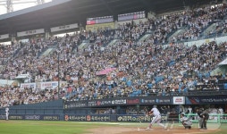 삼성 70만 돌파·한화 홈 22경기 연속 매진 야구 인기 미쳤다! 아직 시즌 절반도 안 지났는데...역대 최소 294경기 만에 500만 관중 돌파