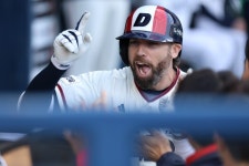 허슬은 백점만점인데…외국인 타자 생산성이 리그 평균이라니, 케이브 방망이에 두산 반등도 달렸다