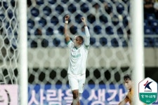 [K리그1 20R] 미친 화력전! 화끈한 공격 축구와 끝없는 지략 싸움...광주, 대전 장군멍군 2-2 무승부