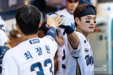 시즌 2호 안타가 이럴 때 터지다니! 신인왕 무너뜨린 타율 0.050 백업 포수의 반란…창원을 열광시킨 안중열의 한 방