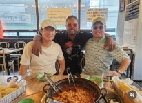가족 상봉 하트 대한민국 사랑 폭발한 에브라...태극기까지 걸고 박지성과 또또 떡볶이 먹방 인증