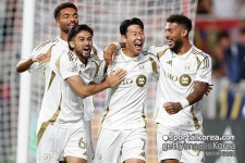 [MLS 전반 리뷰] 손흥민, MLS 무대서 해트트릭 도전! 흥민존 감아차기 멀티골 쾅쾅…LAFC 2-0 리드