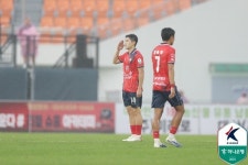 [K리그1 32R] '이동경 1골 1도움→10-10 달성' 김천, 울산에 3-0 완승…2위 유지