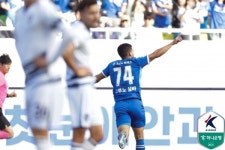 [K리그2 37R] 안방에서 2위 확정 김지현 1골 1도움 수원 삼성, 충북청주 상대 2-0 완승!