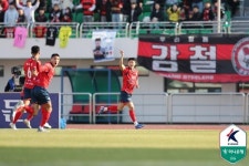 [K리그1 1R] 1부 새 얼굴 주승진 감독, 데뷔전서 아쉬운 승점 1점...김천, 포항 혈투 끝 1-1 무승부