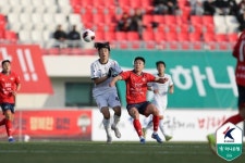 [K리그1 1R] 1부 새 얼굴 주승진 감독, 데뷔전서 아쉬운 승점 1점...김천, 포항 혈투 끝 1-1 무승부