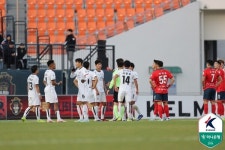 [K리그1 1R] 1부 새 얼굴 주승진 감독, 데뷔전서 아쉬운 승점 1점...김천, 포항 혈투 끝 1-1 무승부