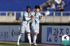 [K리그 2R] 광주FC 8경기 만에 인천 잡았다… 홈 개막전 3-2 승리+이정규 감독 데뷔승