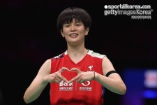 '충격 대반전!' 안세영 金 실패→준결승서 韓 누른 中 마침내 정상 탈환...왕즈이, 천위페이 앞세운 중국, 배드민턴 여자단체전 우승