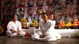 동정과 연민의 굿판, <사이에서>