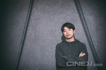 <도쿄의 밤하늘은 항상 가장 짙은 블루> 이시이 유야 감독 - 비관을 직시하되 온기를 유지한다