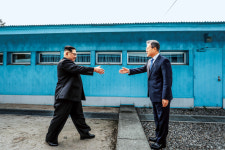 백년의 기억 한국에서 100년 동안 일어난 사건들을 외국인의 눈으로 펼쳐낸 다큐멘터리
