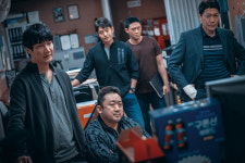 [리뷰] 명료하고 경쾌한 히어로 마동석 범죄도시2