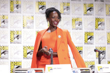 [인터뷰] 삶이 선사하는 놀라운 우연성을 담아, <와일드 로봇> 크리스 샌더스 감독, 배우 루피타 뇽오