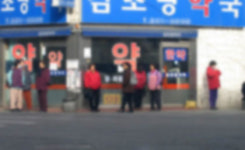 “봄인가요? 우린 너무나도 춥네요”…구직자 30%만 일감 찾아