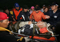 구조대원 맨몸에 밧줄 묶어 급류 뚫고 3일째 고립된 주민구출