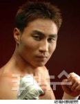 ‘복싱 세계챔프’ 최용수，K―1 데뷔전 KO 승