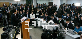 강 대표 회견…노 대통령 신년 회견에 맞서 생중계로 1시간동안 진행