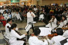 하얀거탑에 울려 퍼지는 아주특별한 음악회