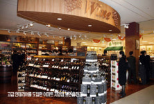 명품 파는 할인점?…점점 백화점 닮아가는 대형마트