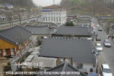 전주 한옥마을 ‘무늬만 기와’…양철·시멘트 기와에 일본풍까지