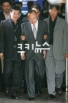 김회장 구인장 절차대로 진행…“양쪽 팔짱은 심해”지적도