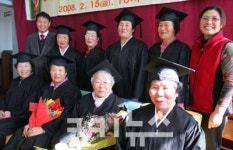 “이젠 손자 편지도 읽을 수 있어”…비안도 할머니 특별한 졸업식