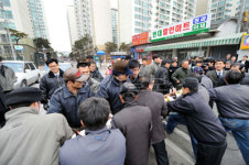 수원， 아파트 이웃사촌 ‘도로 갈등’ 폭발
