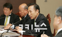 이 대통령 ‘소통―일 중심’ 강조…“측근들 조심하라”경고