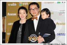 [쿠키 포토] 장진 감독 ‘가족들과 함께 깜짝 등장’