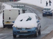 눈 쌓아둔 채 거리 질주… 진정한 운전의 제왕?