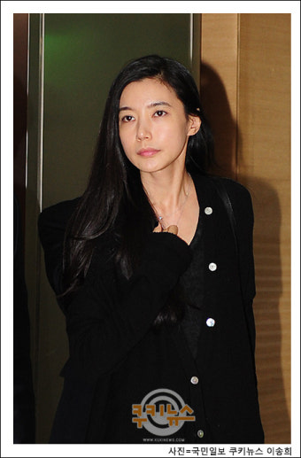 [쿠키 포토] 故 최진영 빈소 찾은 오승현 ‘슬픔에 가득찬 두 눈’