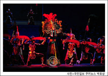 [쿠키 포토] 붉은빛 화려한 무대