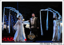 [쿠키 포토] 화려한 의상에 마음을 뺐기다