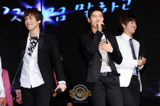 [쿠키 포토] 제아 태헌-동준-광희 ‘팬에게 바치는 노래’