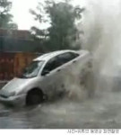 맨홀 역류에 차량도 번쩍…무시무시한 괴력의 ‘콸! 콸! 콸!’