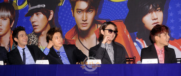 [쿠키 포토] 슈퍼주니어, 본인들 뮤직비디오 감상하는 각각의 모습