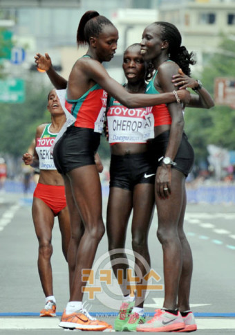 [대구육상] ‘넘어진 동료위해’… 1,3위 케냐 마라톤 선수들의 빛나는 우정