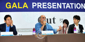 [쿠키 포토] 진지하게 답변하는 아미르 나데르 감독