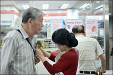 “어르신, 허리 아프면 검사부터 해야 해요!”