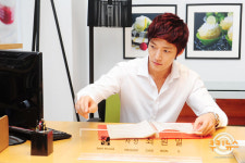 [쿠키 포토] 최진혁, 마음 설레게 하는 CEO의 면모?