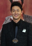 [쿠키 포토] 이정진, 27년 만의 한파도 녹이는 미소