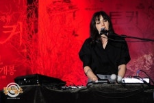 [쿠키 포토] 에밀리 웰스, 고혹적인 목소리