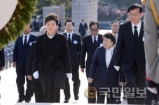 [4·19 혁명 53주년] 기념탑으로 향하고 있는 박근혜 대통령