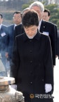 [4·19 혁명 53주년] 분향후 묵념하고 있는 박 대통령