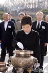 [4·19 혁명 53주년] 분향하고 있는 박근혜 대통령