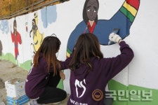경기대생의 손끝에서 피어나는 행복한 벽화